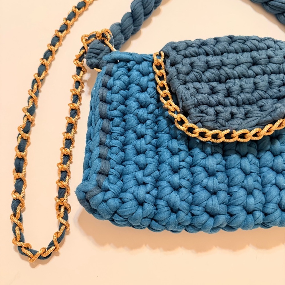 Crochetted handmade crossbody/shoulder bag in teal green, gold tone metal chain - Picture 7 of 10